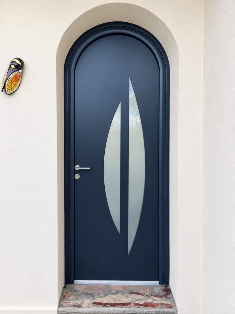 Porte d'entrée sur mesure posée par PML Menuiserie