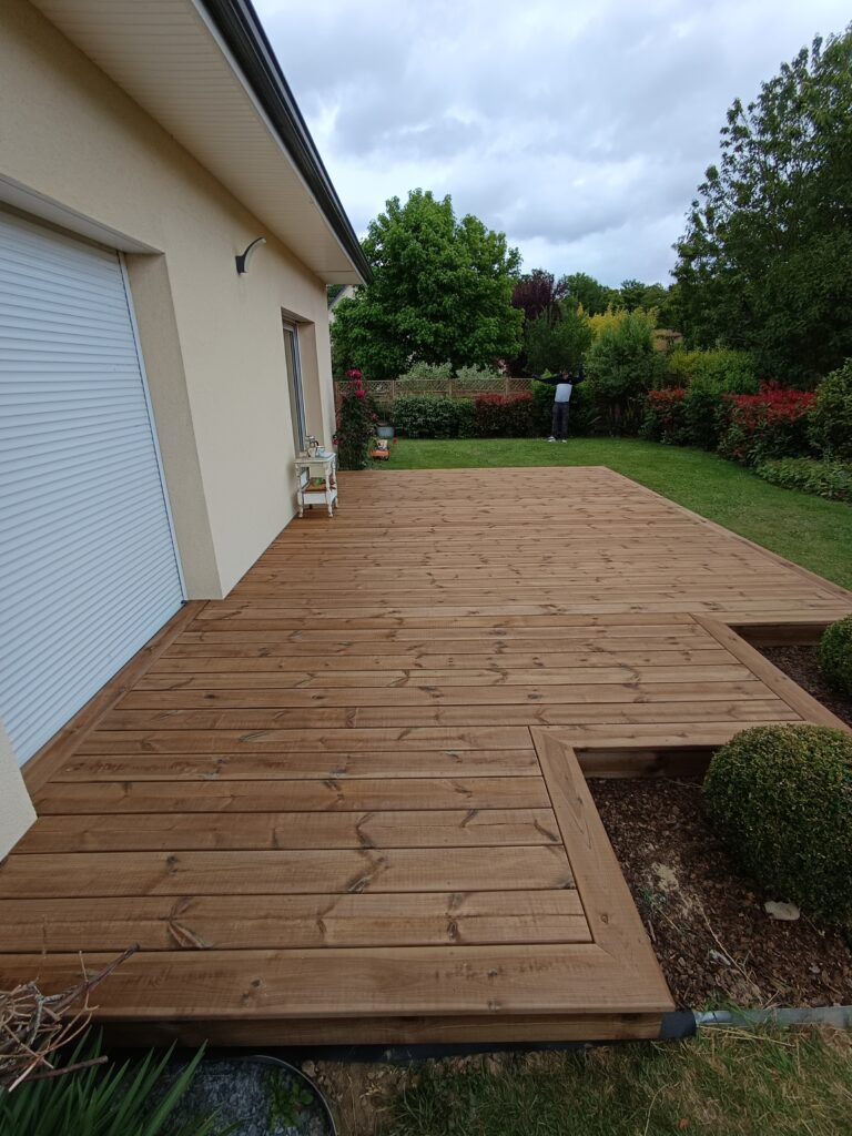 Terrasse en Cumaru autour d’une piscine, réalisation finale de PML Menuiserie près de Rouen