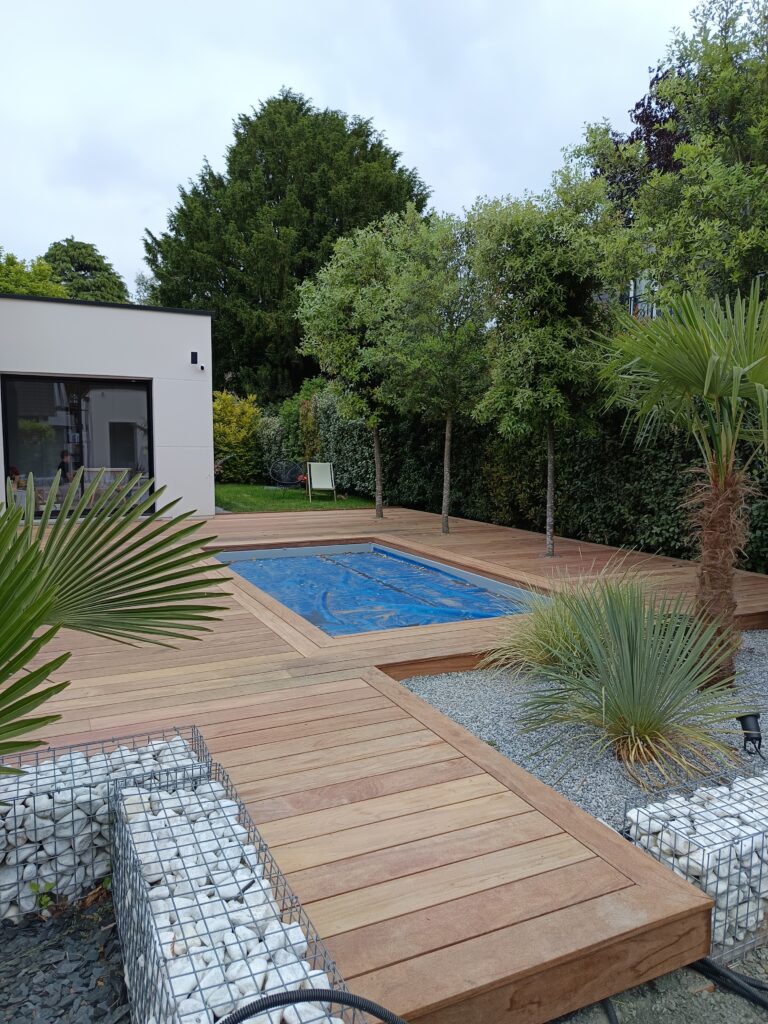 Terrasse en Cumaru paysagée autour d’une piscine réalisée par PML Menuiserie près de Rouen