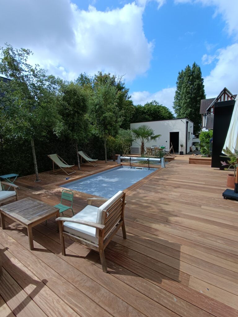 Vue générale d’une terrasse en Cumaru réalisée par PML Menuiserie près de Rouen