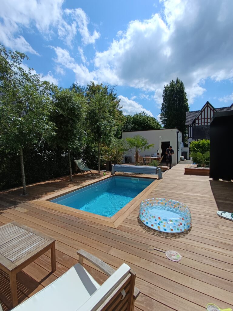 Terrasse en Cumaru autour d'une piscine réalisée par PML Menuiserie près de Rouen