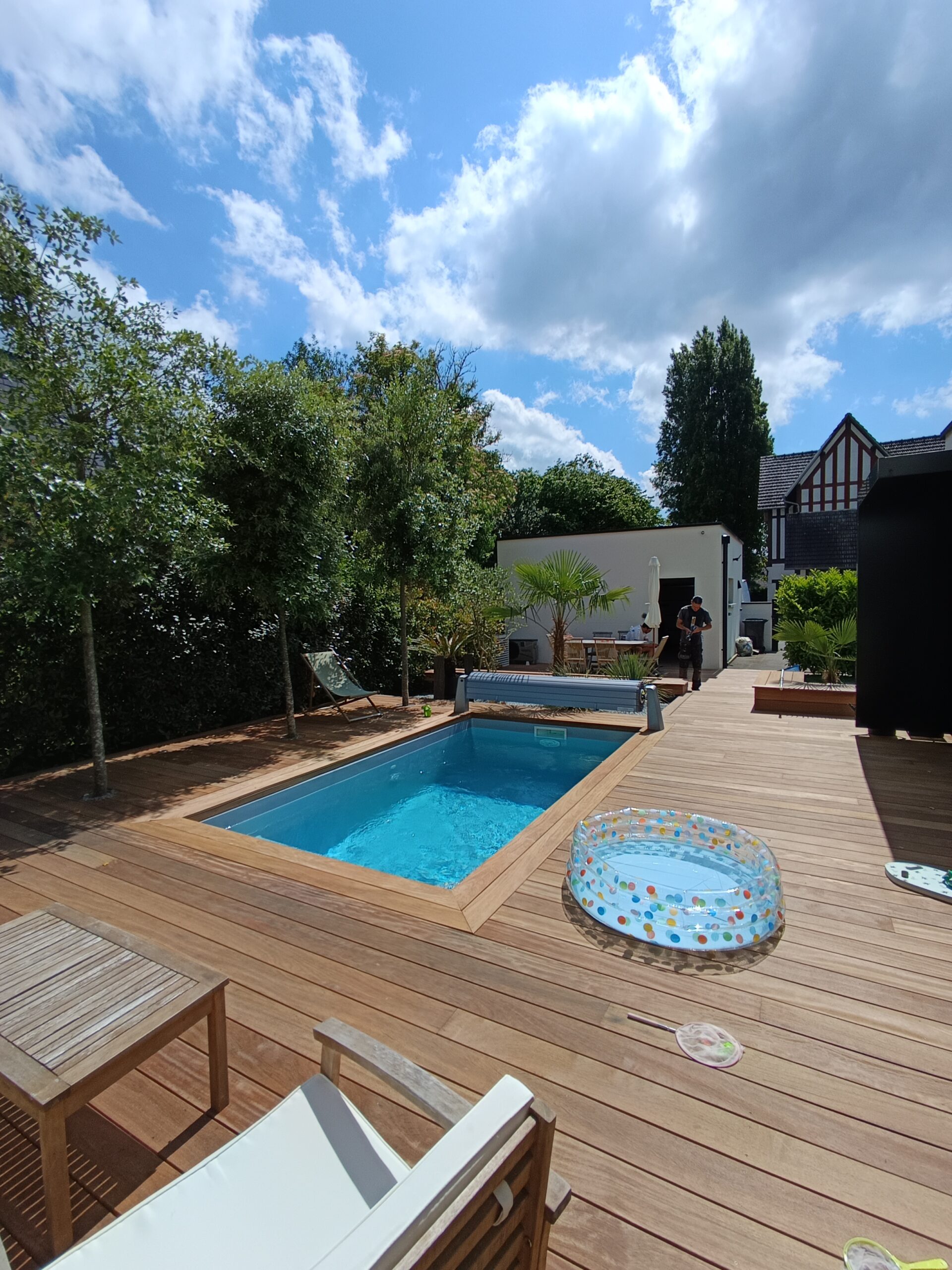 Terrasse en Cumaru autour d’une piscine réalisée par PML Menuiserie près de Rouen