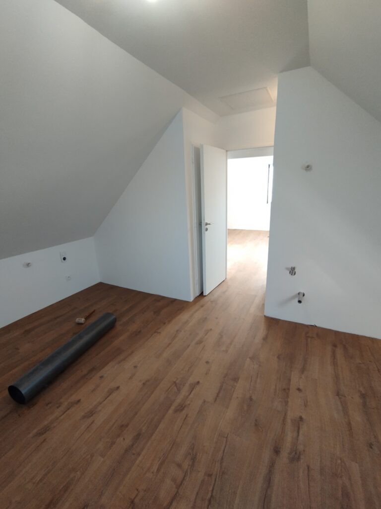Parquet posé dans une pièce sous combles par PML Menuiserie
