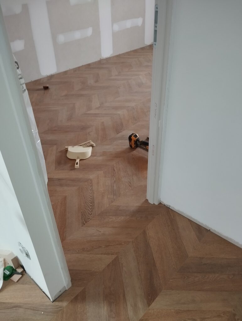 Parquet stratifié en pointe de Hongrie posé par PML Menuiserie