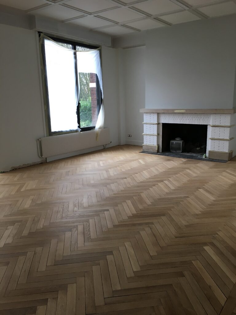 Parquet en bâtons rompus rénové après ponçage par PML Menuiserie