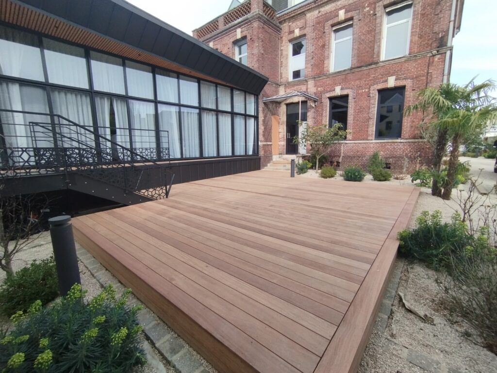Terrasse en Cumaru aménagée pour un espace de restauration par PML Menuiserie