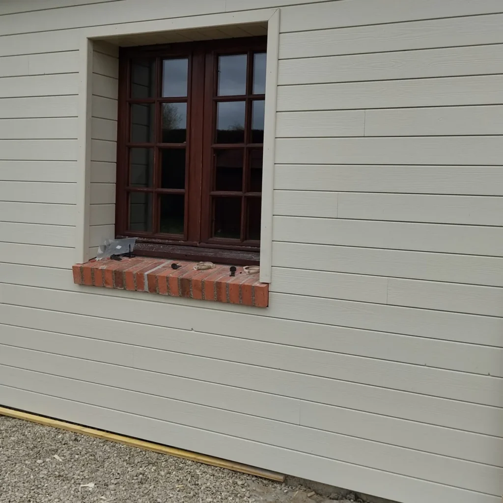 Fenêtre en bois à deux vantaux sur une façade avec bardage clair