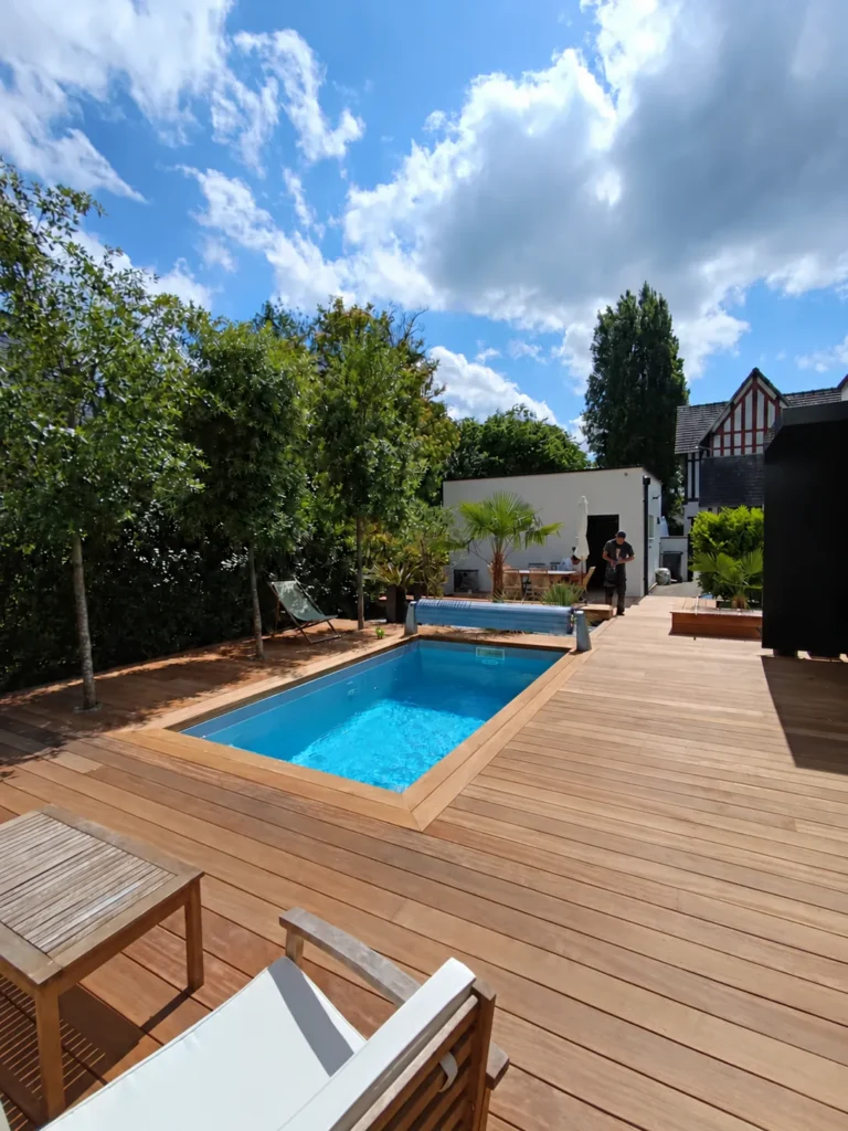 Terrasse en Cumaru autour d'une piscine réalisée par PML Menuiserie près de Rouen